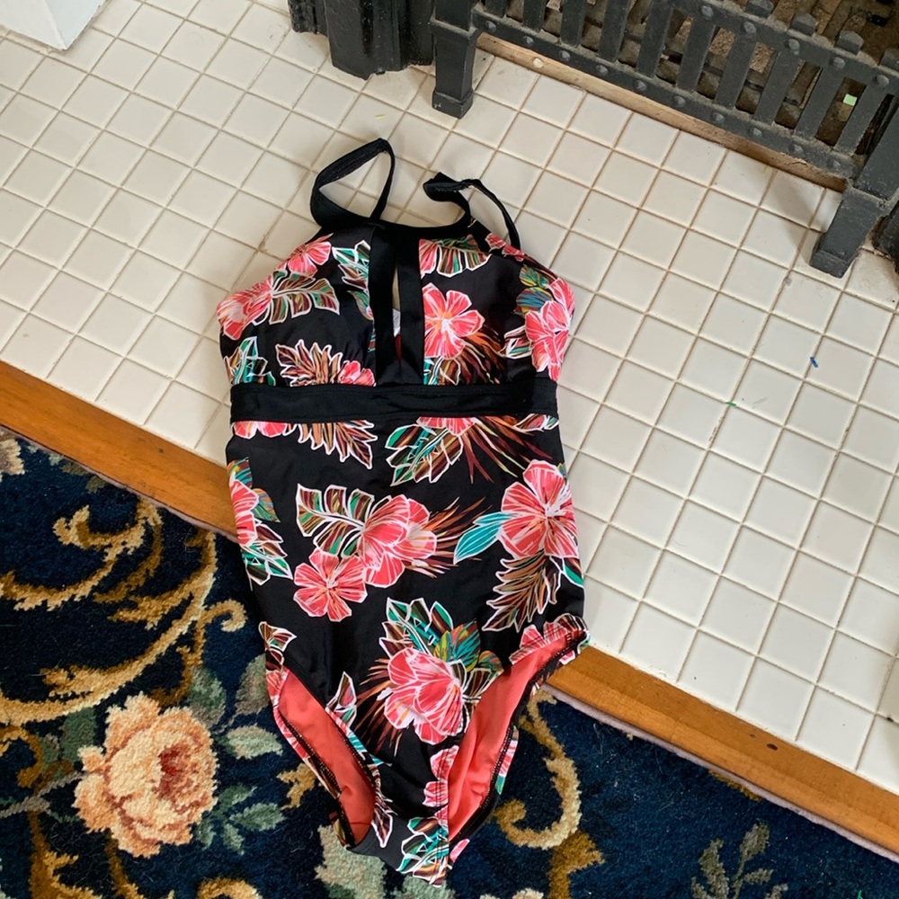 Tahiti one piece with molded cups/adjustable straps. Worn a few times